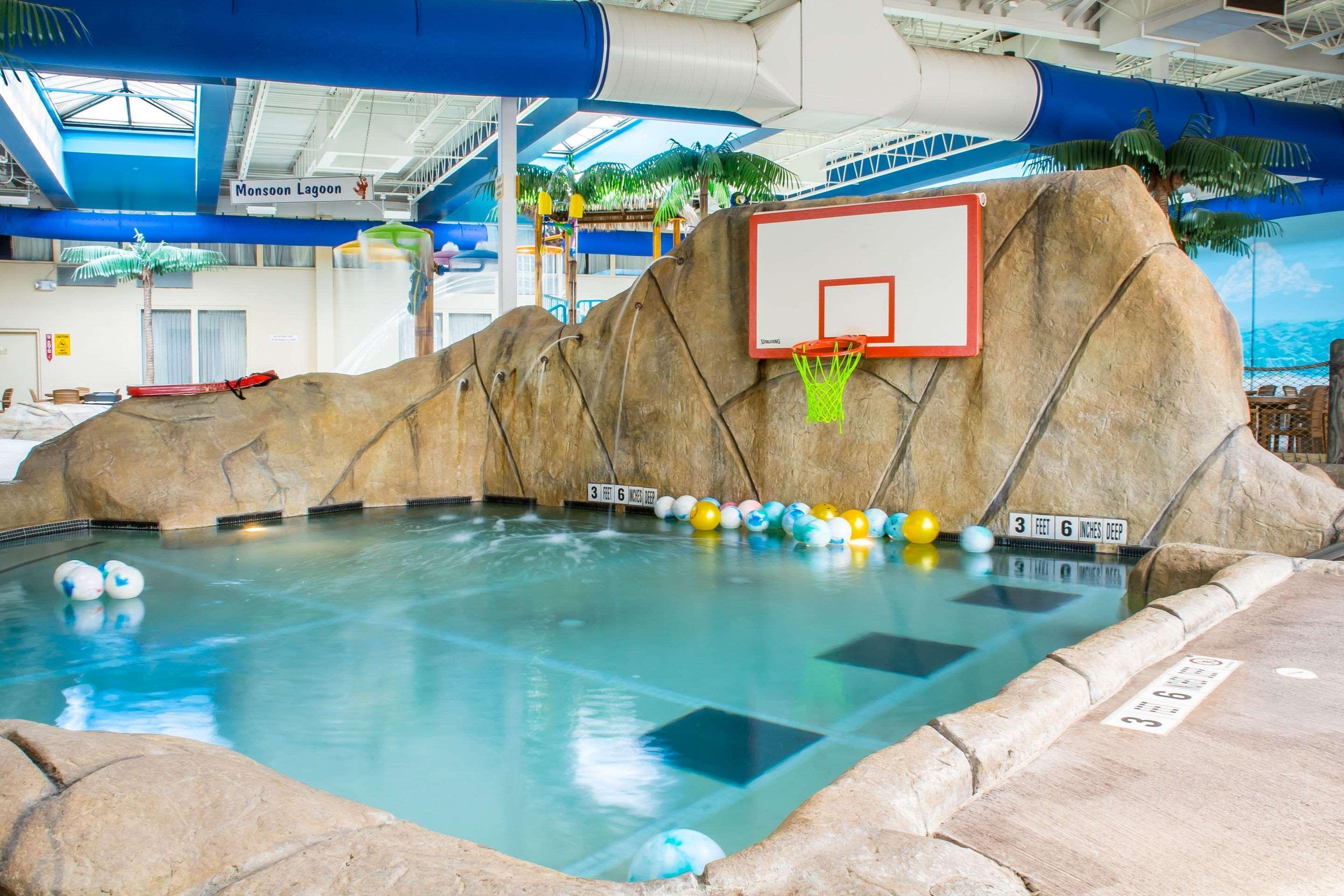 Quality Inn & Suites Palm Island Indoor Waterpark Batavia Dış mekan fotoğraf